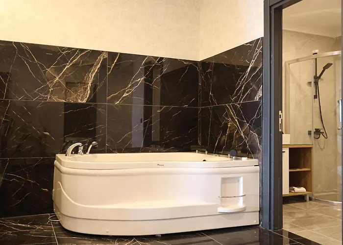 Home Plus Hotel מלון